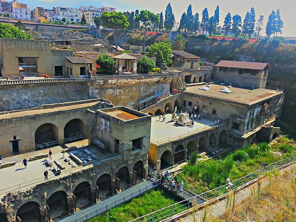 Herculaneum, photo taken between October 2014 and November 2019. 
Looking across area of beachfront, with Sacred Area on left, and Terrace of Marcus Nonius Balbus and Suburban Baths, on right.
Photo courtesy of Giuseppe Ciaramella.